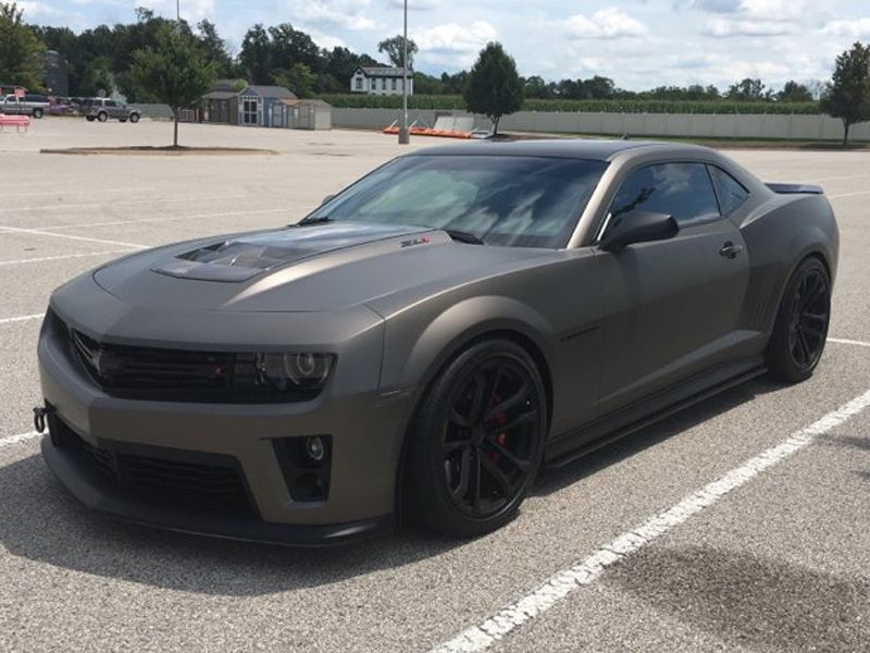 Мокрый асфальт цвет машины. Chevrolet Camaro zl1 матовый черный. Chevrolet Camaro zl1 матовый. Шевроле Камаро черная матовая. Chevrolet Camaro 2012 черный матовый.