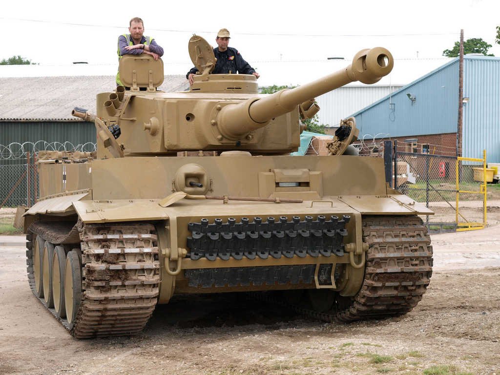 Танк тигр видео. Танк тигр 1. PZ 4 Tiger. Танк Panzerkampfwagen vi Tiger i. Внутри танка тигр 1.